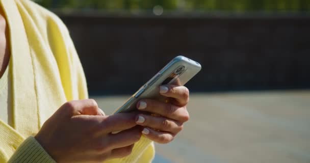 Κοντινό Πλάνο Γυναικεία Χέρια Smartphone Εξωτερική Επικοινωνεί Ενεργά Στα Κοινωνικά — Αρχείο Βίντεο