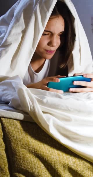 Tiener Meisje Spelen Met Haar Smartphone Nachts Bed Onder Deken — Stockvideo
