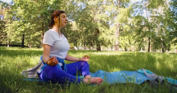 Digitales Detox Konzept Jährige Frau Meditiert Stadtpark Sie Ruht Sich — Stockvideo