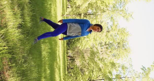 Video Vertikal Dari Wanita Tahun Berlatih Yoga Taman Kota Dia — Stok Video