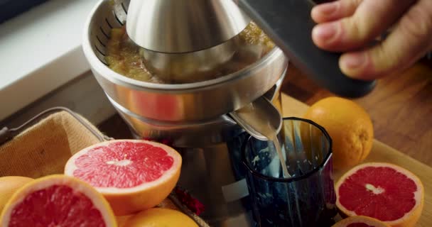 Närbild Manlig Hand Klämmer Apelsinjuice Juiceapparat Video — Stockvideo