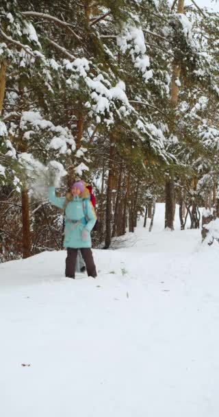 Две Туристки Прикасаются Заснеженным Деревьям Веселятся Зимнем Лесу Снегом Падающим — стоковое видео