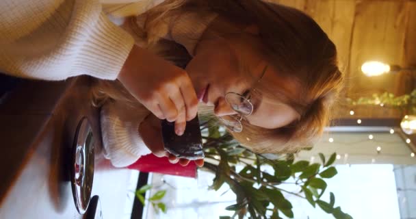 一个女人在咖啡店喝咖啡的4千张垂直镜头 慢动作视频 — 图库视频影像