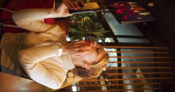 Mulher Bonita Usando Seu Smarthone Como Espelho Enquanto Sentado Café — Vídeo de Stock