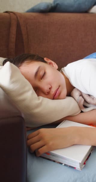 一个十岁的小女孩睡觉时 枕头下夹着一本书 把毯子拉直 舒服地躺下 近视垂直4K镜头 — 图库视频影像
