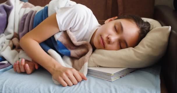 Κοντινό Πλάνο Βίντεο Ενός Κοριτσιού Κοιμάται Ένα Βιβλίο Κάτω Από — Αρχείο Βίντεο