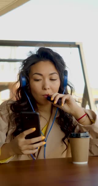 Asiatisk Kvinna Sitter Hörlurar Messaging Sociala Nätverk Online Smartphone App — Stockvideo