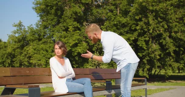 4K镜头 感情上的困难 中年夫妻吵架 一个女人责备她的丈夫行为不端 — 图库视频影像