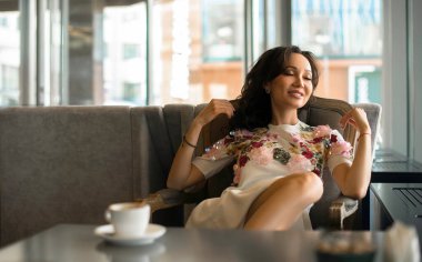 Kahve molasında genç Asyalı kadın ofis koşuşturmasından dinleniyor. Dijital detoks.