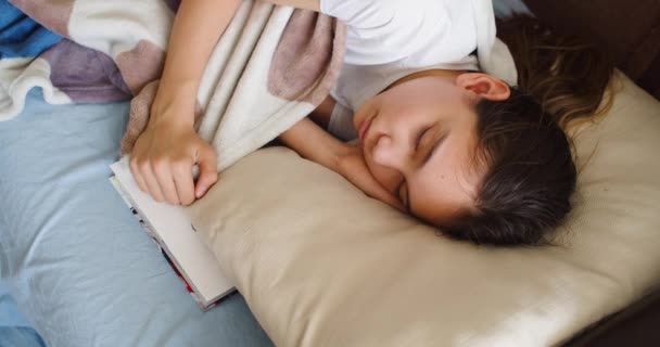 Tioårig Flicka Sover Med Bok Kudden Rätar Filten Och Lägger — Stockvideo