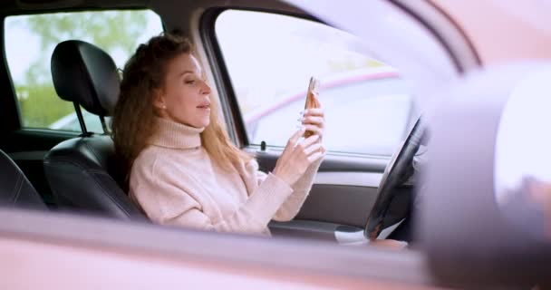 Årig Kvinna Kommunicerar Med Sin Pojkvän Online Meddelanden Smartphone Bil — Stockvideo