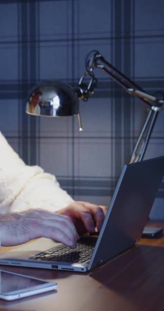 Руки Зрілої Людини Під Час Роботи Перед Монітором Ноутбука Світлі — стокове відео