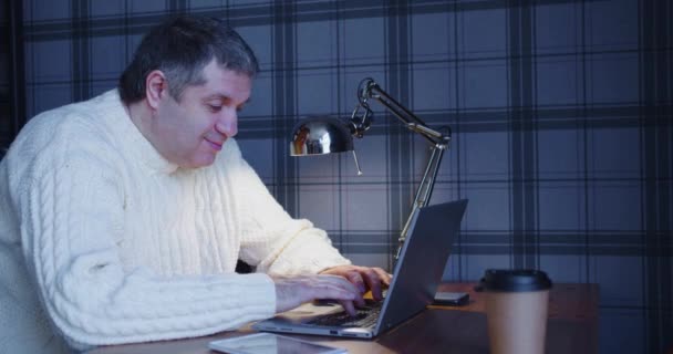 Мужчина Средних Лет Работает Перед Компьютером Поздно Ночью Печатает Текст — стоковое видео