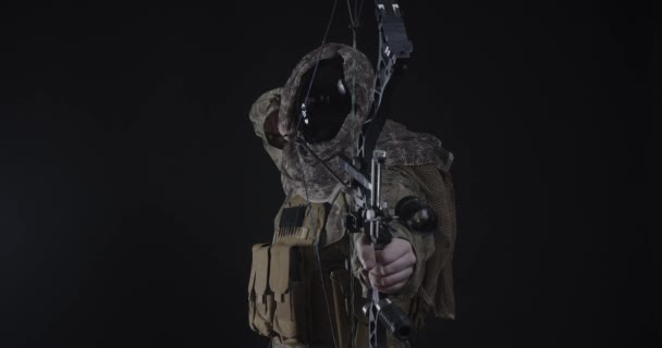 Bågskytt Militäruniform Och Futuristisk Mask Siktar Och Skjuter Modern Krigföring — Stockvideo