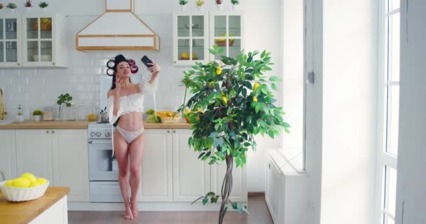 Sensuele Jarige Brunette Witte Lingerie Tijdens Online Videogesprek Beauty Bloggen — Stockvideo