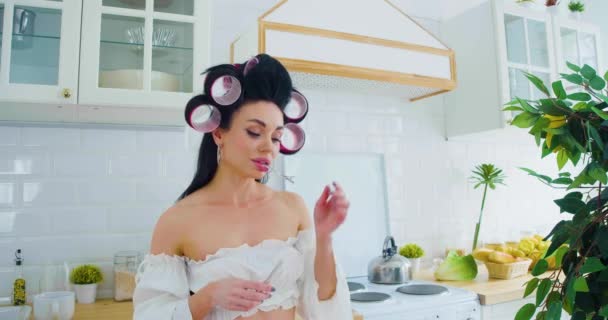 Сексуальна Річна Брюнетка Білій Білизні Стоїть Кухні Вставляє Шпильку Волосся — стокове відео