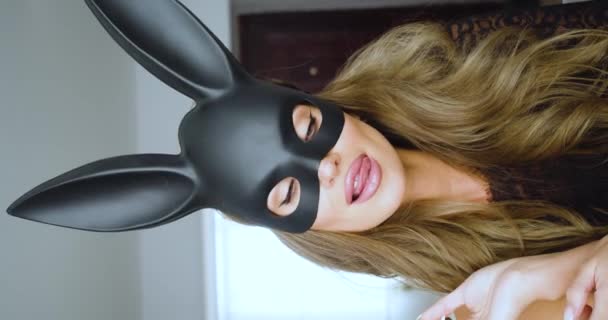 Verleidelijke Vrouw Konijnenmasker Close Schildert Lippen Flirt Beelden — Stockvideo