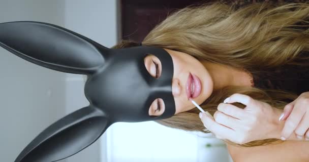 Siyah Tavşan Maskeli Dudak Boyalı Seksi Bir Kadının Yakın Plan — Stok video
