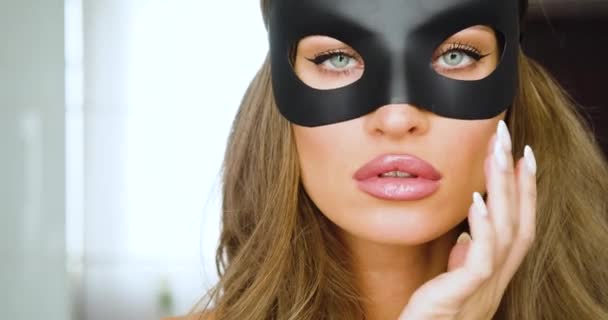 Close Sexy Woman Black Mask She Touches Her Lips Seduces — Vídeo de stock