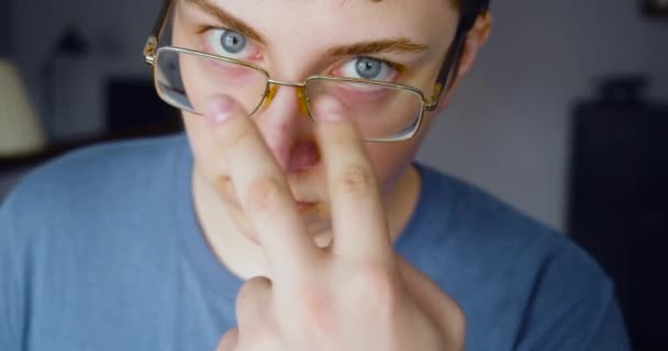 Watching You Gesture Funny Teenager Eyeglasses Close Footage — Vídeo de stock