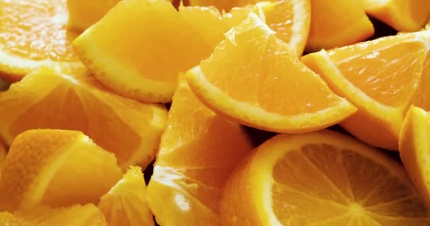 Detailní Pohled Šťavnaté Zralé Plátky Pomeranče Velkém Talíři Zdravá Výživa — Stock video
