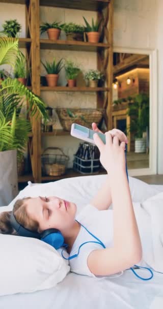 Flicka Ligger Sängen Med Smartphone Hon Kollar Sociala Medier Efter — Stockvideo