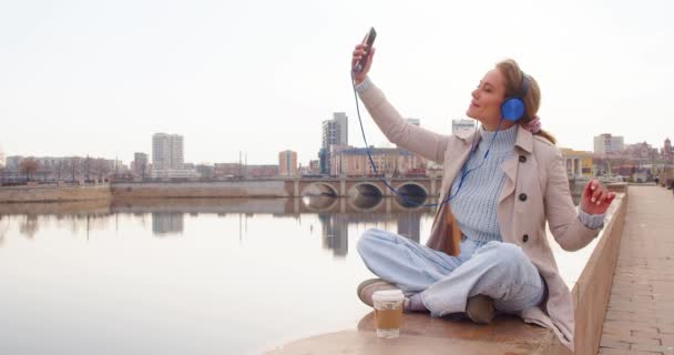 Молода Жінка Навушниках Слухає Розслаблюючу Музику Набережній Відпочинок Офісної Суєти — стокове відео