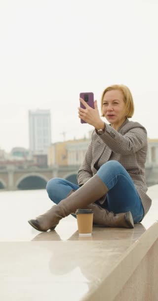 40岁的女人在一个网上视频通话 网上约会时的女人垂直4K段 — 图库视频影像