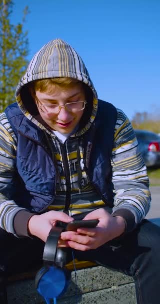 Koncept Závislosti Chytrém Telefonu Detailní Pohled Teenagera Chytrým Telefonem Sluchátky — Stock video