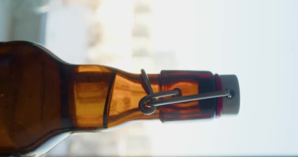 Widok Bliska Męską Dłoń Otwierającą Butelkę Piwa Materiał — Wideo stockowe