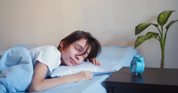 Years Old Girl Sleeps Wakes Looks Alarm Clock Falls Back — 비디오