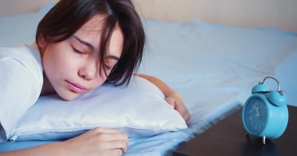 Close Year Old Girl Who Sleeps Wakes Looks Alarm Clock — Stock videók