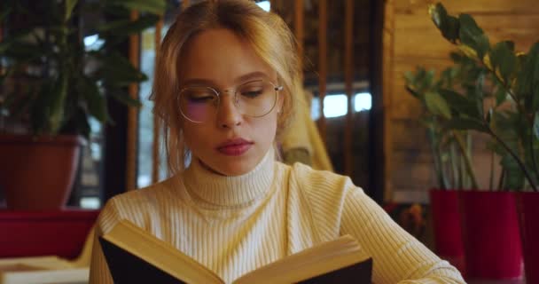Video Young Woman Eyeglasses Reading Book Slow Motion Footage — Vídeos de Stock