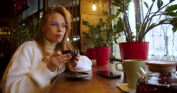 Молодая Женщина Пьет Кофе Кафе Медленное Движение Кадров — стоковое видео