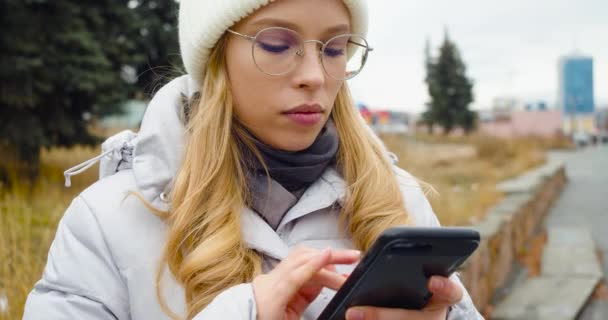 Portrait Smiling Woman Eyeglasses Typing Mobile Phone Outdoors Closeup Cheerful — Wideo stockowe