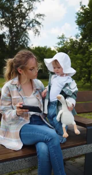 Young Mother Child Watching Educational Videos Children Online Application Smartphone — Stockvideo