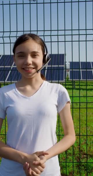 Μια Έφηβη Ακουστικά Δίνει Αναφορά Στο Σχολείο Της Για Βιώσιμη — Αρχείο Βίντεο