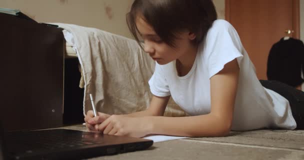 Close View Schoolgirl Doing Homework Online Front Laptop Monitor Online — Wideo stockowe