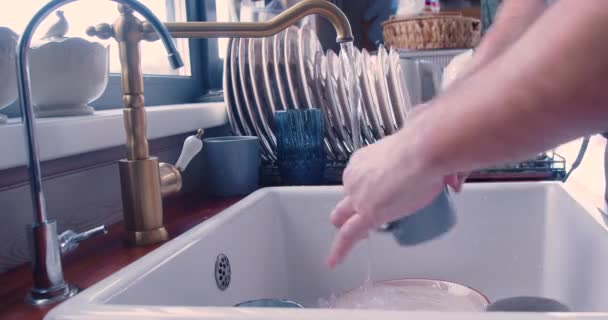 Close Footage Male Hands Wash Dishes Fps Video — Video Stock
