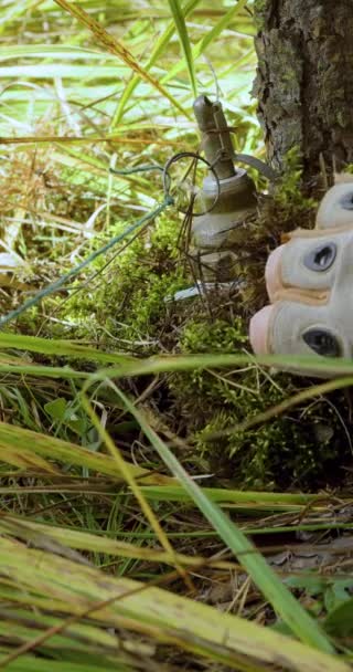 3本のワイヤーで手榴弾をクリアする兵士の垂直ビデオ 森の中で敵の罠の伸張線 兵士と手榴弾の接近戦の手 縦4K映像 — ストック動画