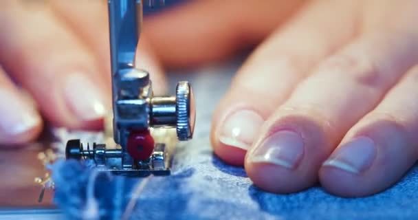 Close Video Womans Hands Working Sewing Machine Close Footage — Stockvideo
