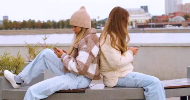 Modern Addictions Two Young Women Sit Buried Smartphones Outdoor Walking — Stok video
