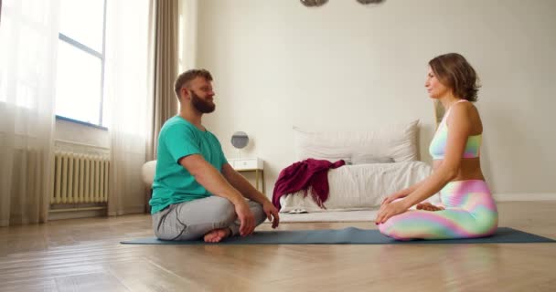 Görüntüler Orta Yaşlı Bir Çift Birbirlerinin Önünde Meditasyon Yapıyorlar Yoga — Stok video