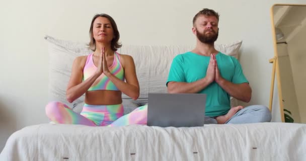 Footage Middle Aged Couple Meditates Front Laptop Monitor Bed Guidance — Vídeo de Stock
