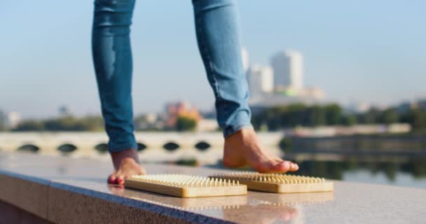 Womens Feet Stand Sadhu Boards Urban Background Concept Self Knowledge — Stock videók