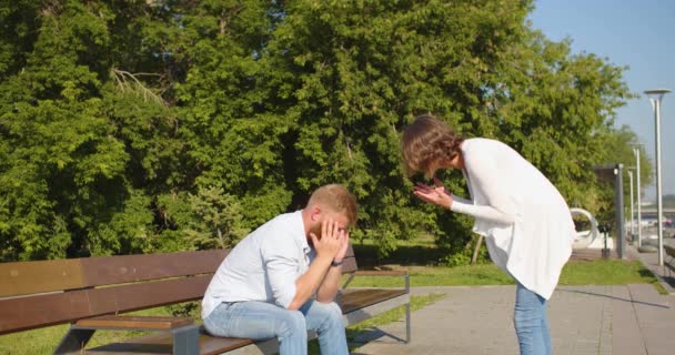 家庭关系心理学 一对中年夫妇吵架 一个女人责备她的丈夫行为不端 慢动作4K镜头 — 图库视频影像