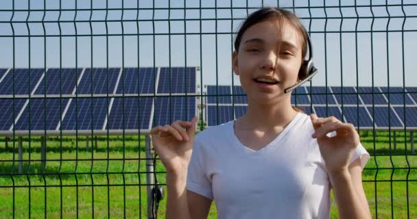 Teenage Girl Headset Gives Report Her School Sustainable Energy Production — Stok video