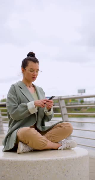 Vertical Footage Woman Meditates Embankment She Take Her Eyeglasses Start — Vídeo de Stock