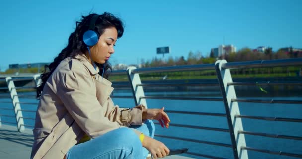 Vertical Footage Young Asian Woman Meditates Embankment She Sits Headphones — Vídeo de Stock