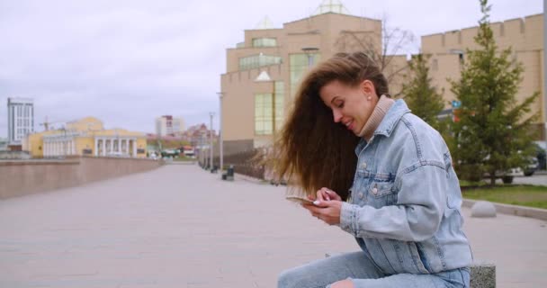 Young Woman Outdoor Online Messaging Smartphone Urban Scene Outdoor Footage — Stock video